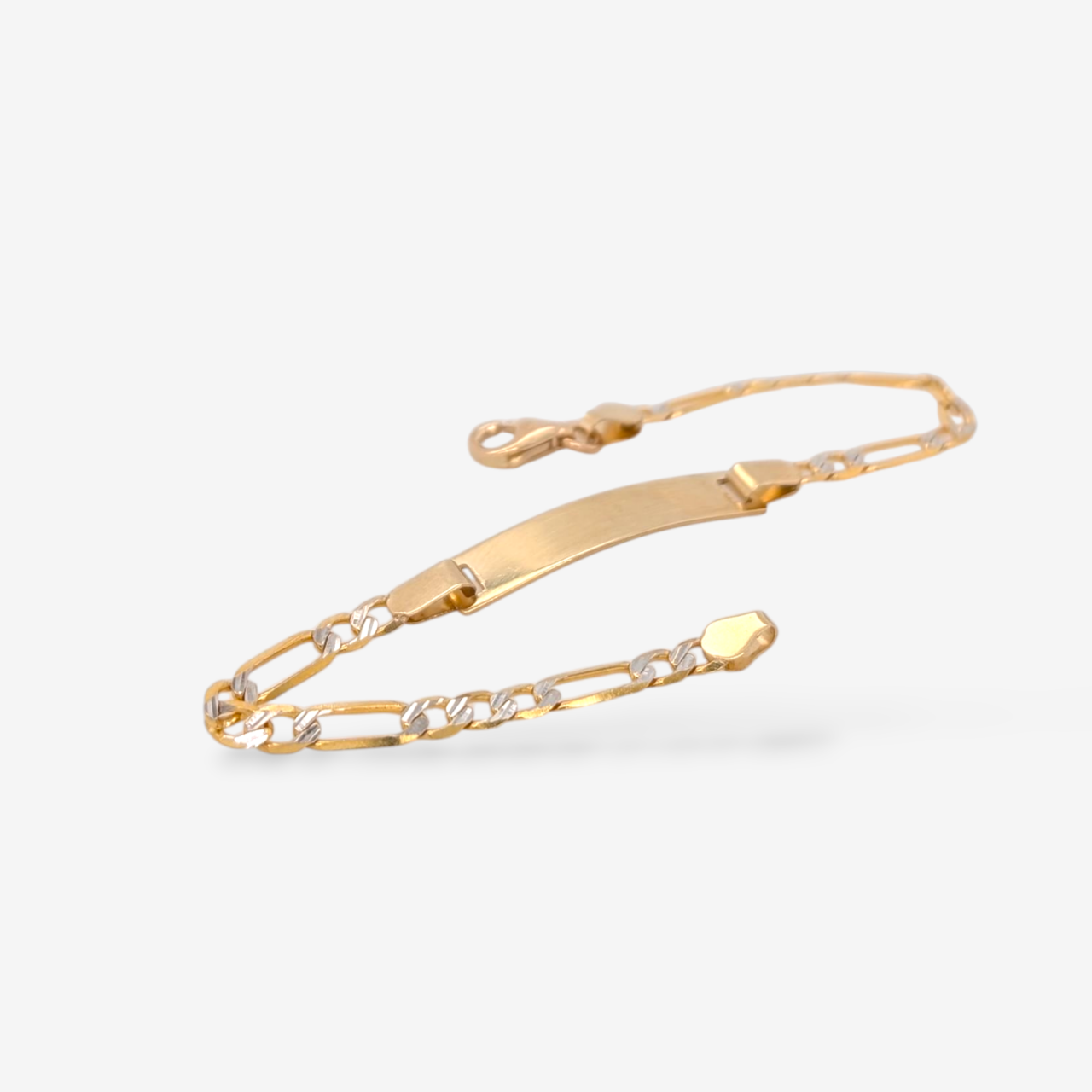 PXL_20260601_212424747-6.png Brazalete (14 cm) Esclava Placa ID Tejido Figaro Diamantado (25 x 5 mm) c/ Cierre Lobster - Oro Amarillo 14Kts - Image 1