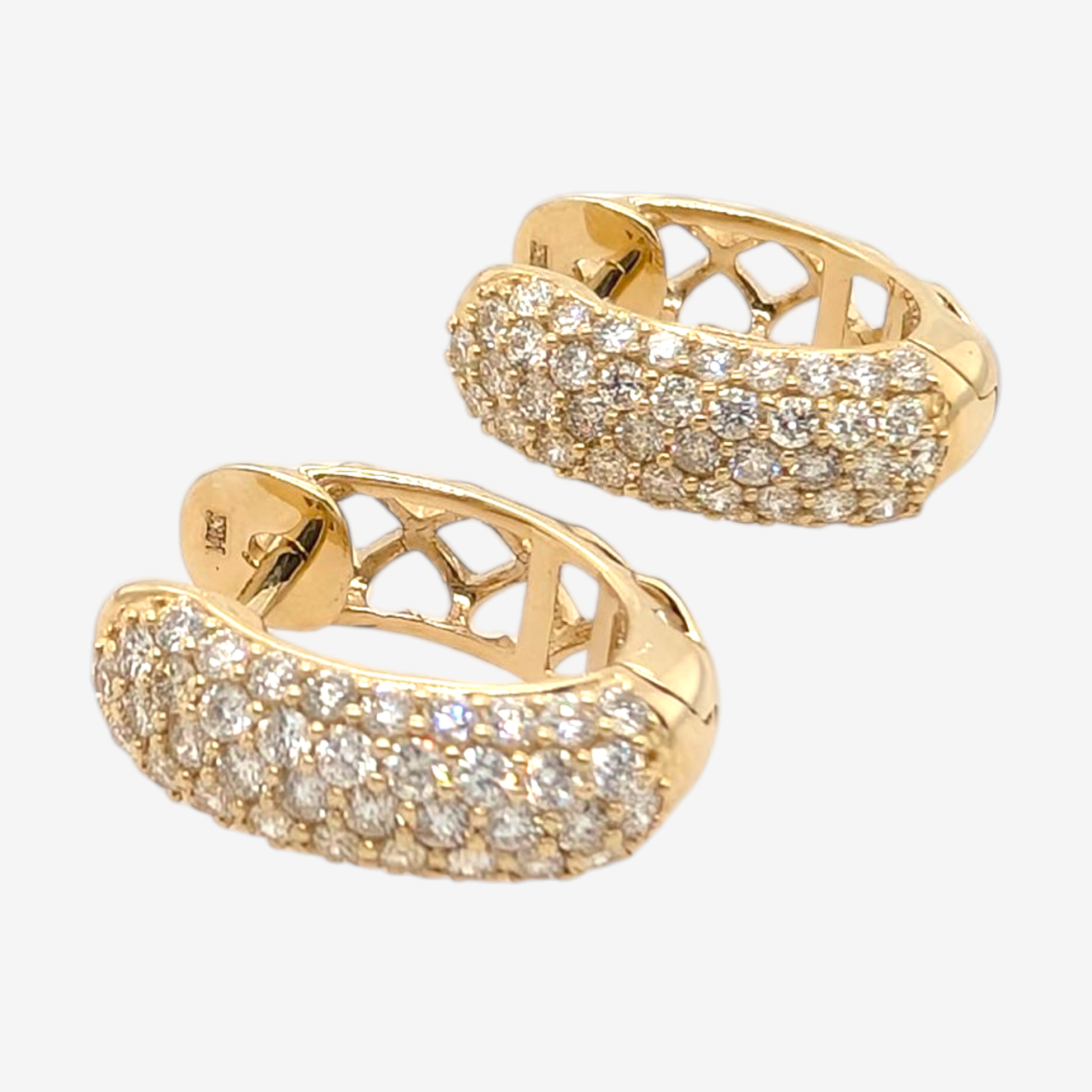 PXL_20260610_163634067-30.png Huggies (16 mm) Anchos Reversibles (6 mm) c/ Diamantes Naturales Pavé (1.20 Ct) & Figuras Caladas - Oro Amarillo 14Kts - Image 1