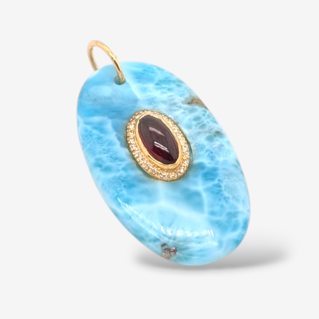 PXL_20260707_192213818-22.png Dije (31.6 x 22 mm) Larimar Oval (39.95 Ct) c/ Granate Cabuchón Oval Biselado (0.80 Ct) c/ Halo Diamantes Naturales - Oro Amarillo 14Kts - Image 1