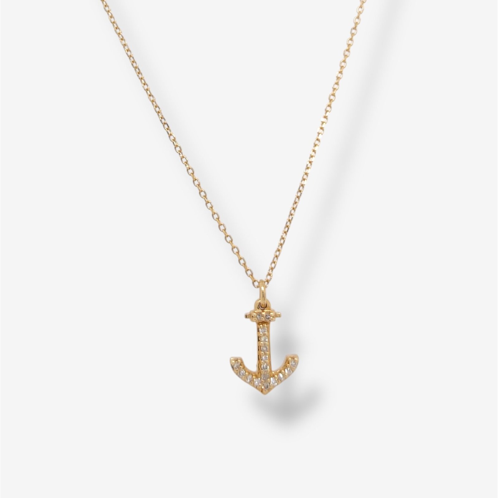 Photo-Dec-31-2024-8-10-33-PM-15-e1735692285656.jpg Cadena (45 cm) Fina Cable c/ Ancla & Diamantes Pave (0.05 Ct) - Oro Amarillo 14Kts - Image 1
