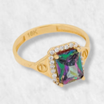 Anillo de Compromiso Cuarzo Aurora Boreal Rectangular c/ Halo de Zircones - Oro Amarillo 18Kts