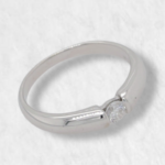 Anillo Compromiso Solitario en Aro Media Cana - Oro Blanco 18Kts