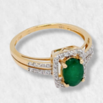 Anillo Compromiso c/ Esmeralda Oval & Halo de Diamantes - Oro Amarillo 14Kts