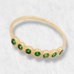 Anillo c/ Granates Verdes Engastados - Oro Amarillo 14Kts