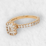 Anillo Compromiso c/ Diamante corte Esmeralda & Halo de Diamantes - Oro Amarillo 14Kts