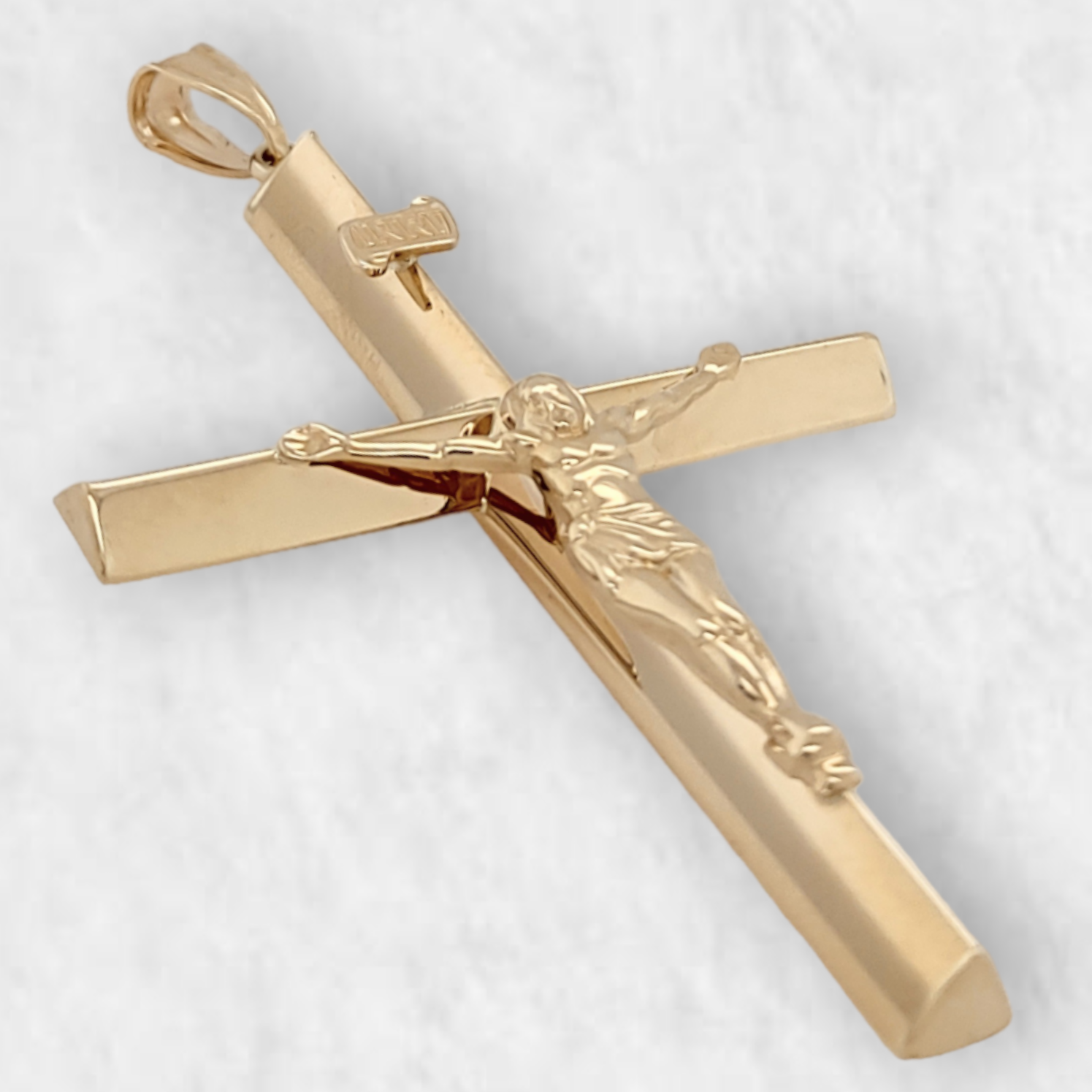 PhotoRoom-20230418_144130-e1681845958762.png Crucifijo (34 x 50 mm) Tubo Triangular - Oro Amarillo 14Kts - Image 1