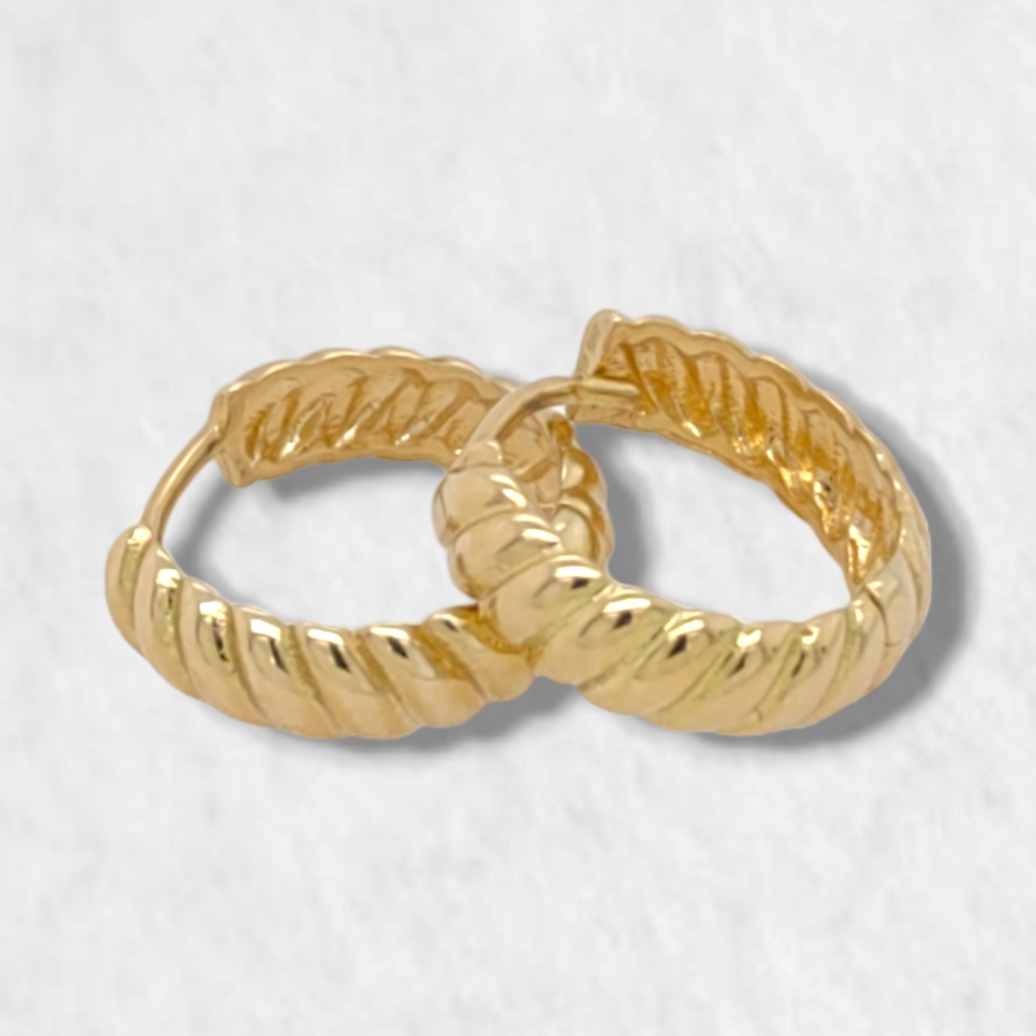 PhotoRoom-20230621_130916-e1687448191636.png Huggies (14 mm) Lineas Diagonales (4 mm) - Oro Amarillo 18Kts - Image 1