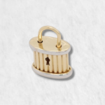 Dije (12 x 16 mm) Mosqueton Candado Lineas Verticales - Oro Amarillo 14 Kts