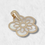 Dije (18 x 18 mm) Flor Madreperla - Oro Amarillo 18Kts