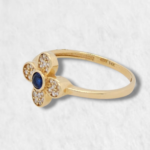 Anillo Trebol c/ Zircones Pave & Piedra Azul Central - Oro Amarillo 14Kts