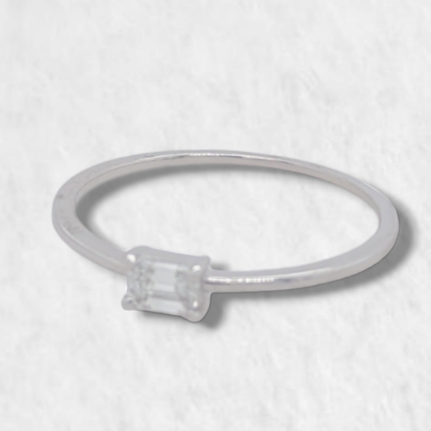PhotoRoom-20231006_130355-e1696612229696.png Anillo Fino c/ Diamante Rectangular - Oro Blanco 18Kts - Image 1