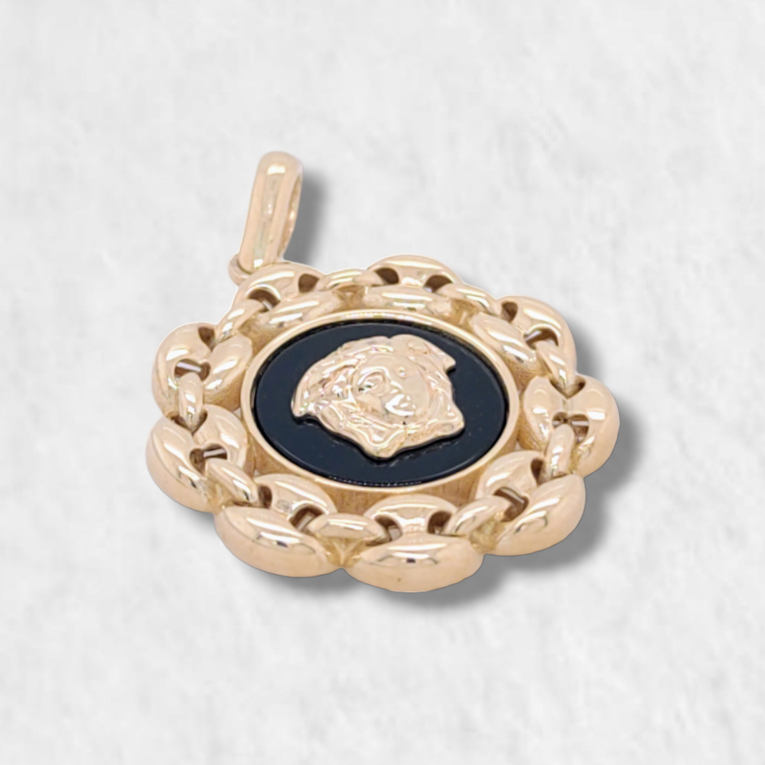 PhotoRoom-20231026_160814-e1698353871110.png Medalla (22 mm) Onix c/ Medusa & Marco Mariner Puff - Oro Amarillo 14Kts - Image 1