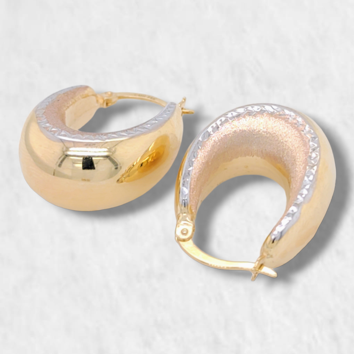 PhotoRoom-20231116_153541-e1700176401643.png Argollas (17 x 22 mm) Puff (Diamantada/Satinada) Ovaladas - Oro Tres Tonos 14Kts - Image 1