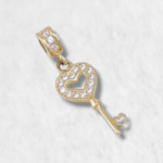 Dije llave (7 x 13 mm) con zircones - Oro Amarillo 14Kts