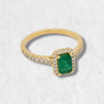 Anillo Esmeralda & Halo de Diamantes Pave - Oro Amarillo 18Kts