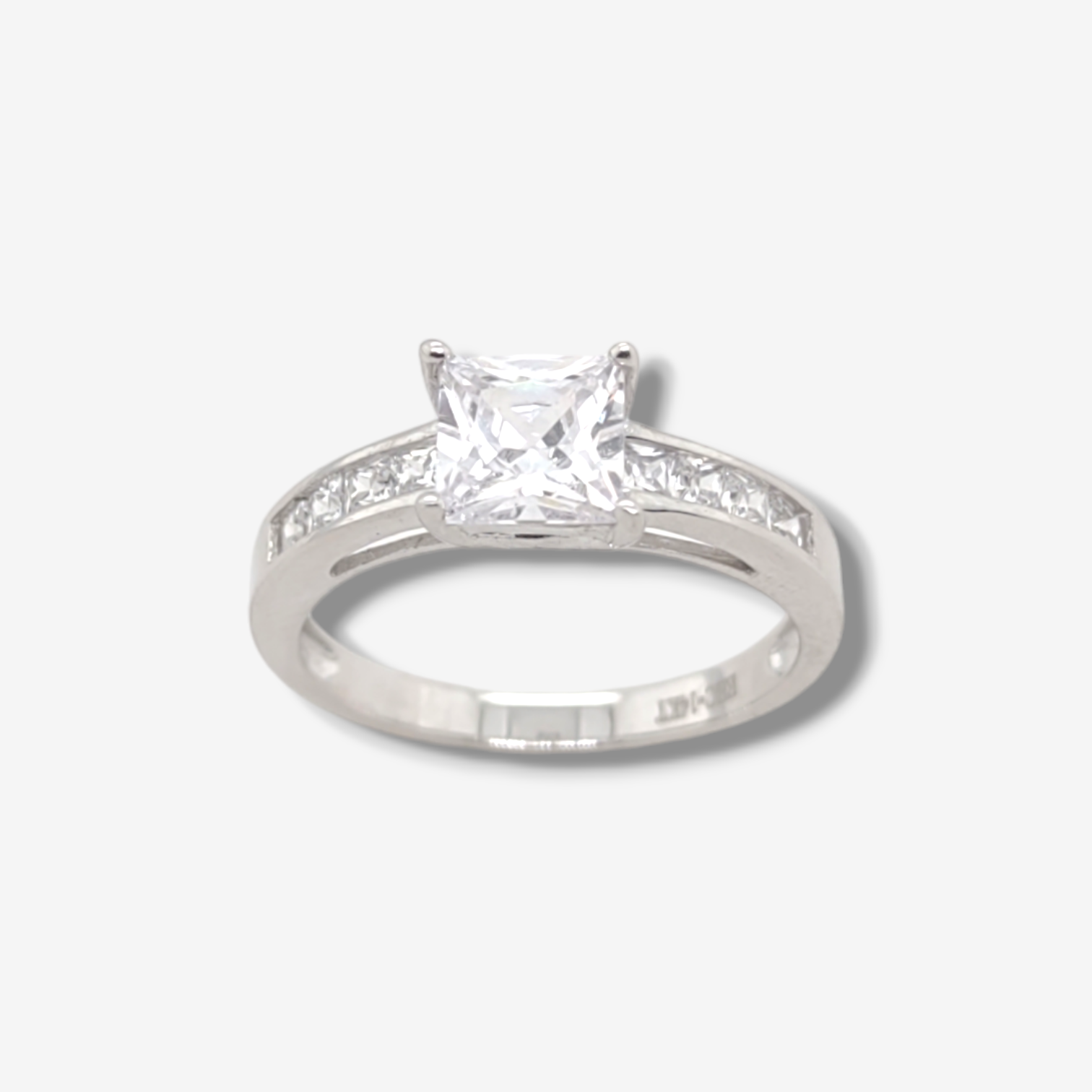 Photoroom-20240406_150007.png Anillo de compromiso c/ Zircon Central (Princess Cut) - Oro Blanco 14Kts - Image 1