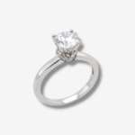 Anillo de Compromiso c/ Engaste de 4 Garras y Halo de Diamantes 0.05 Ct - Oro Blanco 18Kts
