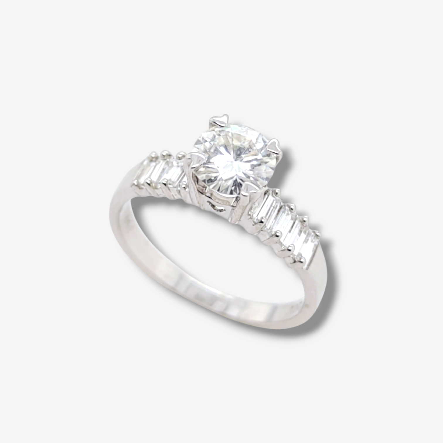 Photoroom-20240406_180406.png Anillo Compromiso 4 Prongs Corazones & Aro Baggete Diamante c/ Zircon Central - Oro Blanco 18Kts - Image 1