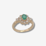 Anillo c/ Esmeralda Ovalada & Halo de Diamantes - Oro Amarillo 18Kts