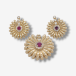 Set (20 mm) Dije + Zarcillos Girasoles c/ Zircones Pave & Centro Cristal Rojo - Oro Amarillo 14Kts