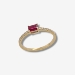 Anillo c/ Rubi Rectangular (0.32 Ct) & Aro de Diamantes Pave (0.13 Ct) - Oro Amarillo 18Kts