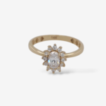 Anillo (2.8 mm) Compromiso c/ Zircon Oval (10 x 8 mm)  & Halo de Zircones - Oro Amarillo 14Kts