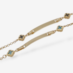 Brazalete (15.5 cm) Esclava Placa ID c/ Tres Treboles & Cierre Lobster - Oro Amarillo 14Kts