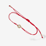 Brazalete Hilo Chino Rojo c/ Circulo (9 mm) c/ Trebol Calado & Esferas Terminales - Oro Amarillo 14Kts
