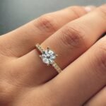 Anillo de Compromiso con Cintillo de Diamantes (0.18 Ct) y Zircon Central - Oro Amarillo 18 Kts - Image 2