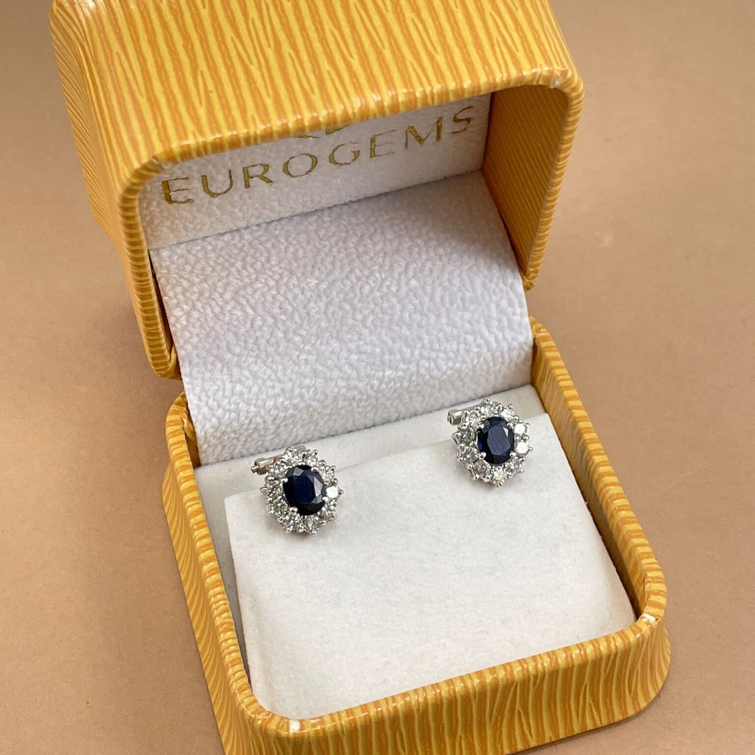 WhatsApp-Image-2022-03-03-at-12.34.00-PM-e1646329203954.jpeg Zarcillos (10 x 11 mm) Cierre Omega Zafiros & Diamantes - Oro Blanco 18Kts - Image 1